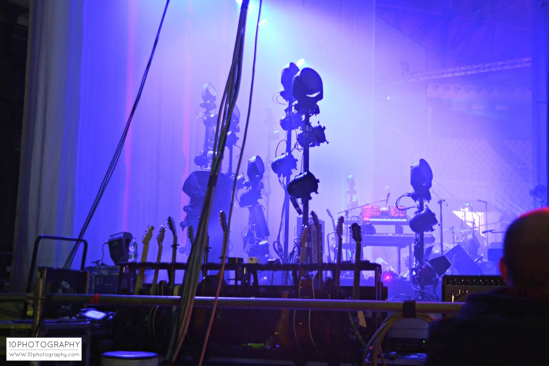 the backstage. Press Pass allows me to take pics behind the scenes. Yeah, I'm among those guys right under the stage. A lucky perspective.